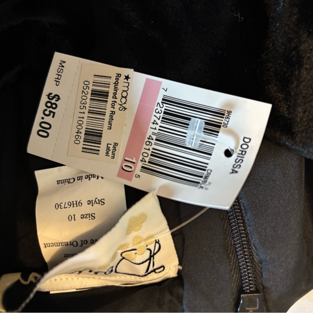 Oris Elegant Black Dress with Zipper Accent - Picture 4 of 6